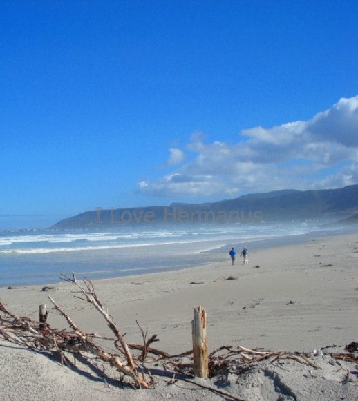 Huge open beaches and mighty coastal mountains of Hermanus, near Cape Town, South Africa